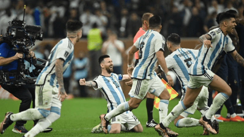 世界杯皇冠足球平台_韩媒:GOAT辩论结束世界杯皇冠足球平台,梅西成球神,最后一舞梅开二度成功杀入世界杯决赛