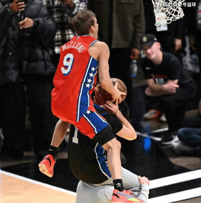 篮球nba_赚钱不易!NBA扣篮王高位套现篮球nba,拍卖球鞋和官方篮球