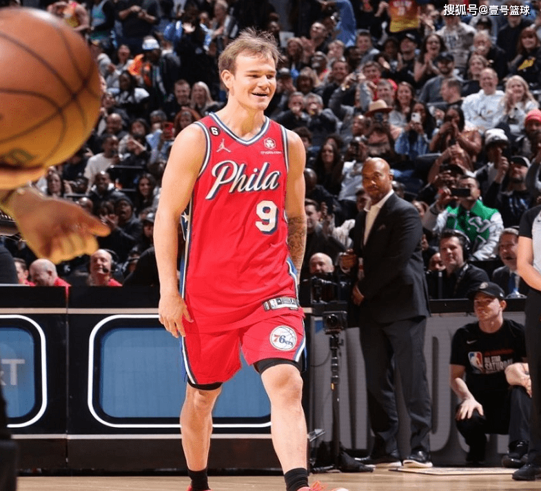 篮球nba_赚钱不易!NBA扣篮王高位套现篮球nba,拍卖球鞋和官方篮球