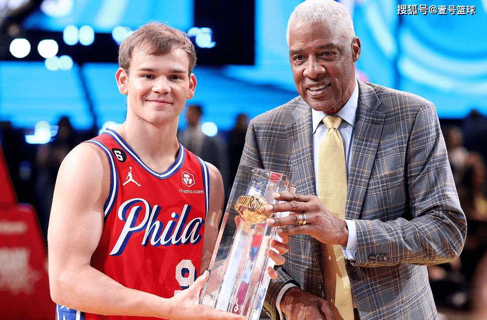 篮球nba_赚钱不易!NBA扣篮王高位套现篮球nba,拍卖球鞋和官方篮球