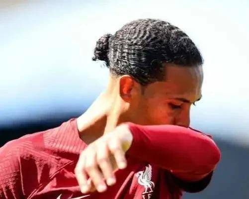 欧洲足球先生_入选最佳阵容的欧洲足球先生范戴克欧洲足球先生,名不副实!