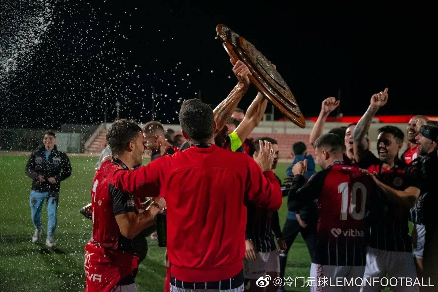 欧洲足球冠军联赛_欧洲已经有联赛产生冠军欧洲足球冠军联赛,奖杯蛮独特