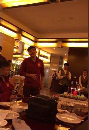 皇冠足球平台代理_昨天生日许了一个健康的愿皇冠足球平台代理,今天比赛就受伤,郑龙心已拔凉拔凉