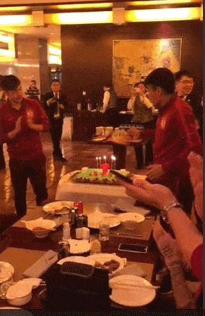 皇冠足球平台代理_昨天生日许了一个健康的愿皇冠足球平台代理,今天比赛就受伤,郑龙心已拔凉拔凉