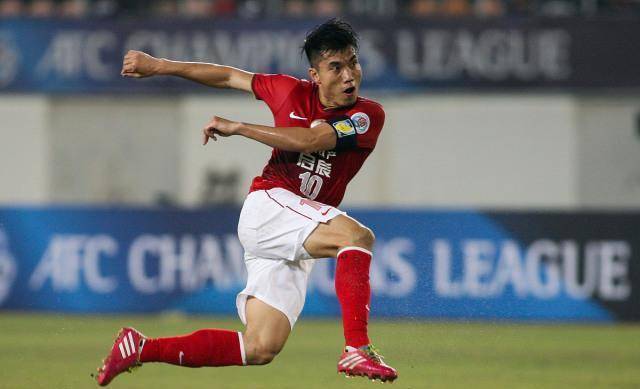 皇冠足球管理平台出租_夺帅!艾克森戴队长袖标想连任皇冠足球管理平台出租,够实力击败保利尼奥和张琳芃吗