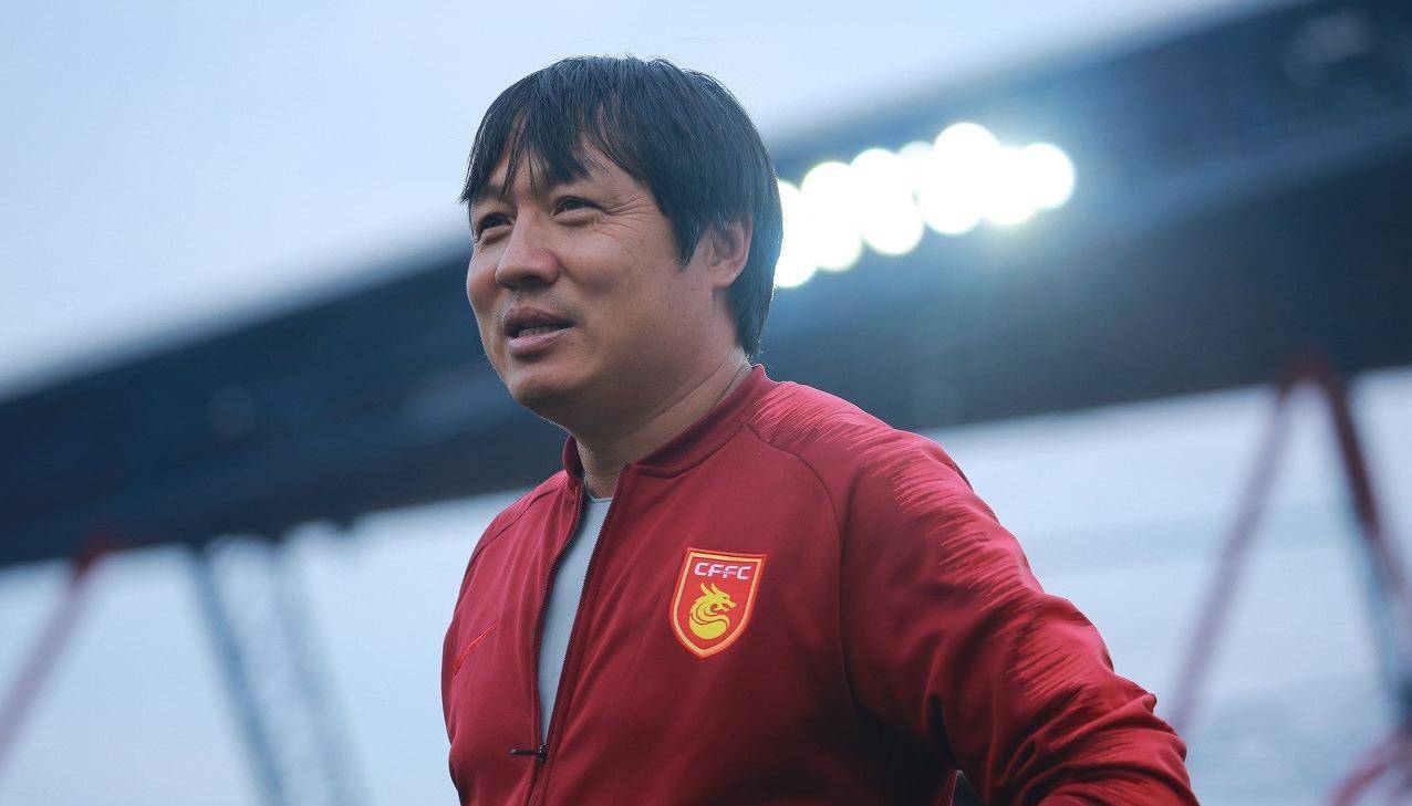 皇冠信用网足球代理_56岁谢峰再失业!执教21年起起伏伏皇冠信用网足球代理,儿子10多岁爱足球继承衣钵