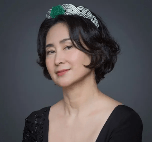 怎么开通皇冠信用网口_李嘉欣每月2百万生活费怎么开通皇冠信用网口,甘比的包就2百万,何超琼戴1千万皇冠