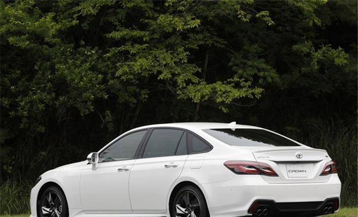 皇冠登3管理出租_丰田憋大招!新皇冠亮相皇冠登3管理出租,首月订单破30000台,还买啥A4?