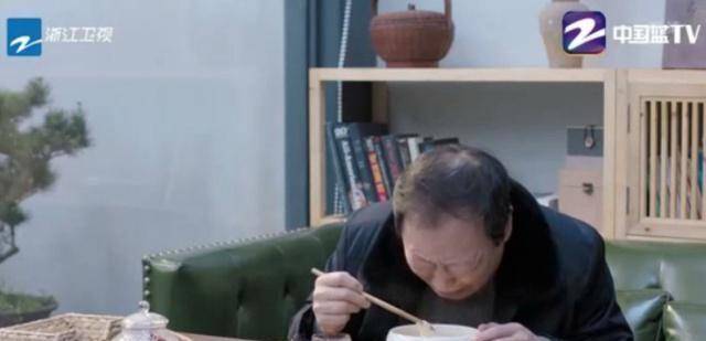 皇冠信用网去哪里弄_《都挺好》苏大强半夜吓得发抖皇冠信用网去哪里弄,绝望中离家出走,却被一碗面暖哭