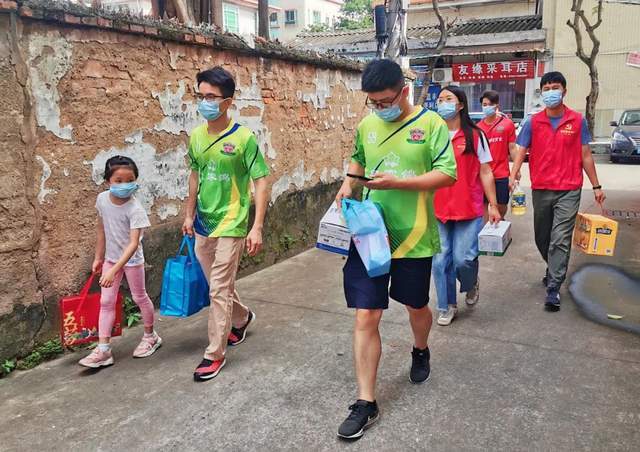 皇冠信用网出租足球_一齐踢球献爱心!六一前夕皇冠信用网出租足球,中山这支公益足球队走访慰问困难学生