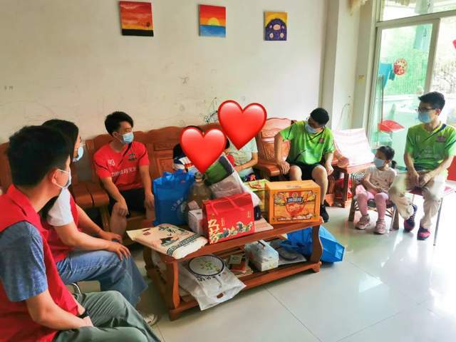 皇冠信用网出租足球_一齐踢球献爱心!六一前夕皇冠信用网出租足球,中山这支公益足球队走访慰问困难学生