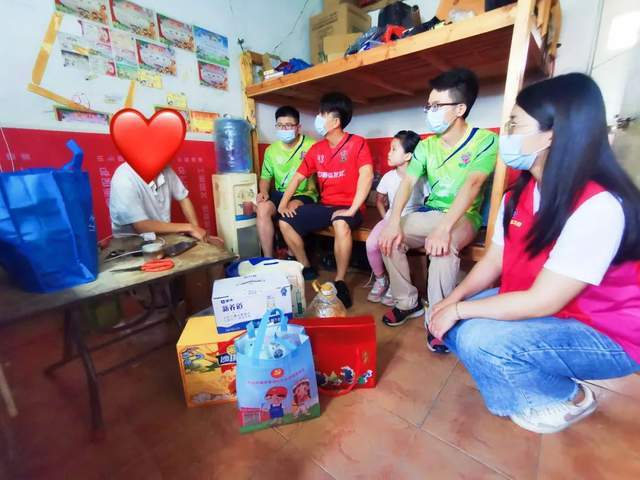 皇冠信用网出租足球_一齐踢球献爱心!六一前夕皇冠信用网出租足球,中山这支公益足球队走访慰问困难学生