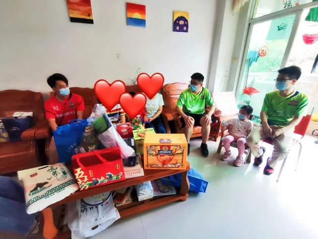 皇冠信用网出租足球_一齐踢球献爱心!六一前夕皇冠信用网出租足球,中山这支公益足球队走访慰问困难学生
