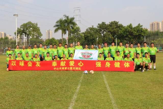 皇冠信用网出租足球_一齐踢球献爱心!六一前夕皇冠信用网出租足球,中山这支公益足球队走访慰问困难学生