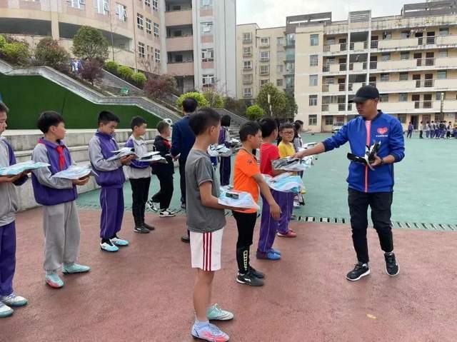 皇冠信用网出租足球_一齐踢球献爱心!六一前夕皇冠信用网出租足球,中山这支公益足球队走访慰问困难学生