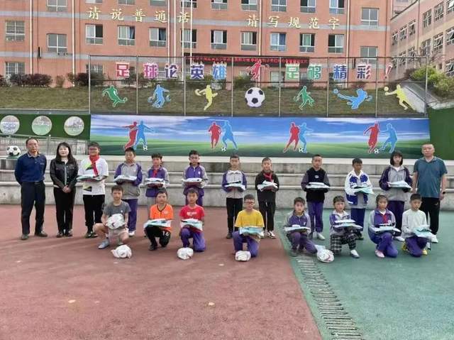 皇冠信用网出租足球_一齐踢球献爱心!六一前夕皇冠信用网出租足球,中山这支公益足球队走访慰问困难学生