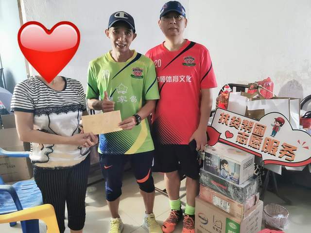 皇冠信用网出租足球_一齐踢球献爱心!六一前夕皇冠信用网出租足球,中山这支公益足球队走访慰问困难学生