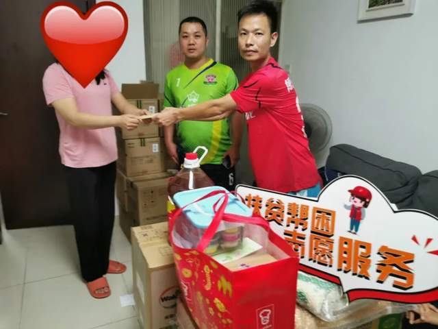 皇冠信用网出租足球_一齐踢球献爱心!六一前夕皇冠信用网出租足球,中山这支公益足球队走访慰问困难学生