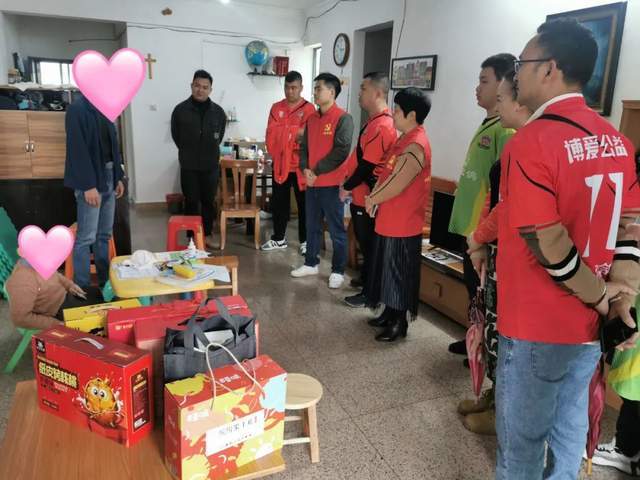 皇冠信用网出租足球_一齐踢球献爱心!六一前夕皇冠信用网出租足球,中山这支公益足球队走访慰问困难学生