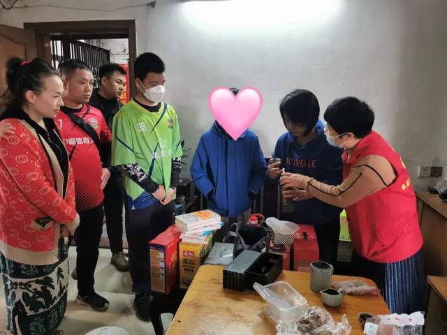 皇冠信用网出租足球_一齐踢球献爱心!六一前夕皇冠信用网出租足球,中山这支公益足球队走访慰问困难学生