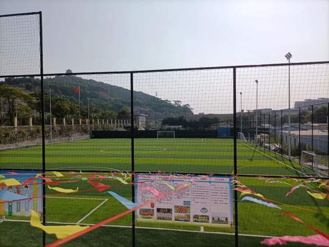 皇冠信用网出租足球_一齐踢球献爱心!六一前夕皇冠信用网出租足球,中山这支公益足球队走访慰问困难学生