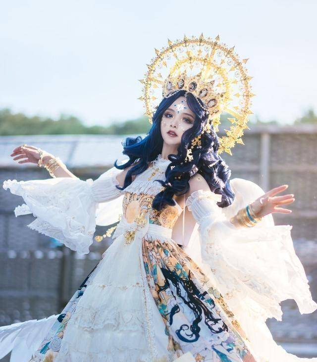 皇冠登1登2登3代理_谢安然再登热搜?顶十斤头皇冠扮“在逃公主”皇冠登1登2登3代理,穿着华丽且高贵