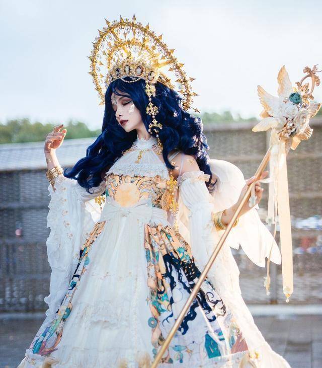 皇冠登1登2登3代理_谢安然再登热搜?顶十斤头皇冠扮“在逃公主”皇冠登1登2登3代理,穿着华丽且高贵