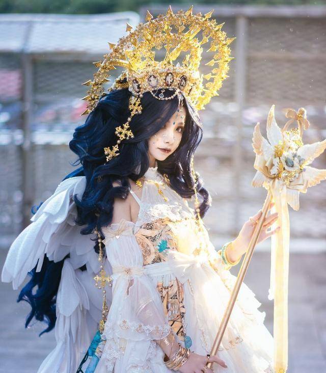 皇冠登1登2登3代理_谢安然再登热搜?顶十斤头皇冠扮“在逃公主”皇冠登1登2登3代理,穿着华丽且高贵