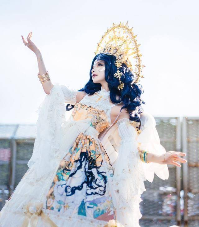 皇冠登1登2登3代理_谢安然再登热搜?顶十斤头皇冠扮“在逃公主”皇冠登1登2登3代理,穿着华丽且高贵