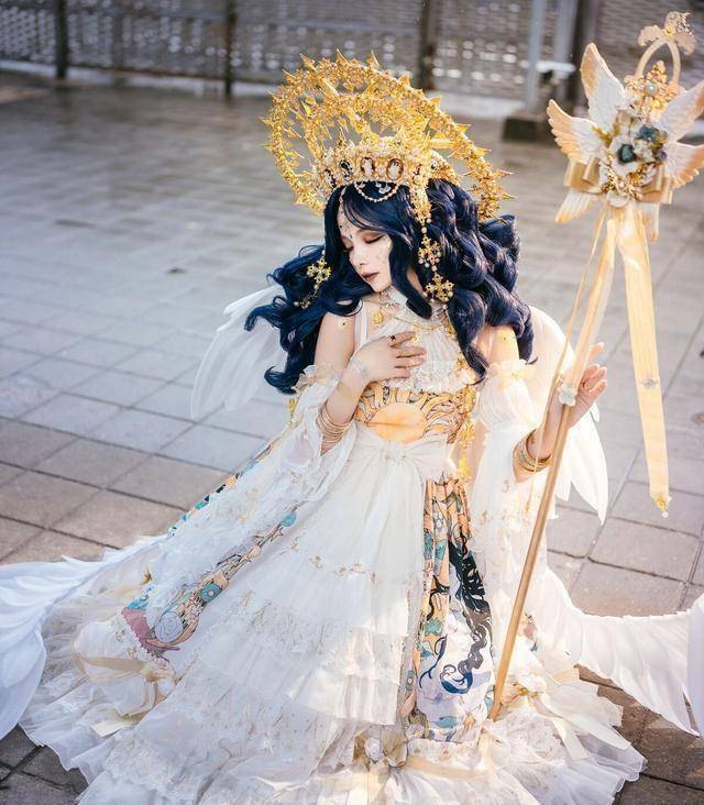 皇冠登1登2登3代理_谢安然再登热搜?顶十斤头皇冠扮“在逃公主”皇冠登1登2登3代理,穿着华丽且高贵