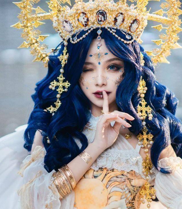 皇冠登1登2登3代理_谢安然再登热搜?顶十斤头皇冠扮“在逃公主”皇冠登1登2登3代理,穿着华丽且高贵
