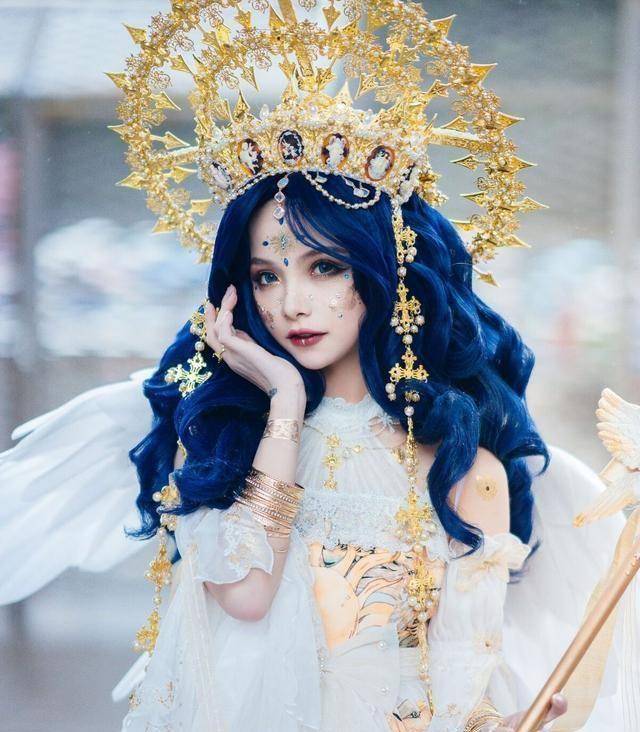 皇冠登1登2登3代理_谢安然再登热搜?顶十斤头皇冠扮“在逃公主”皇冠登1登2登3代理,穿着华丽且高贵