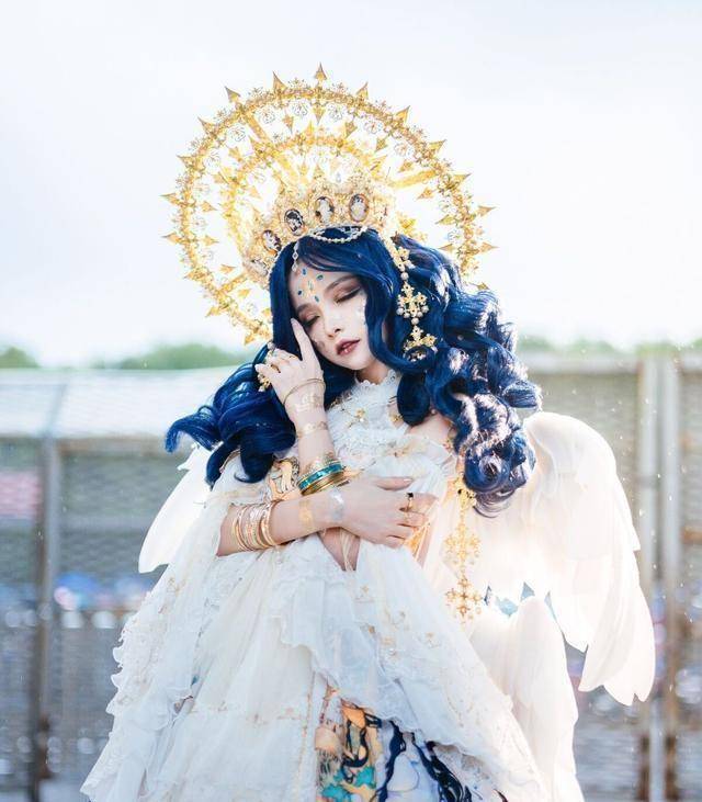 皇冠登1登2登3代理_谢安然再登热搜?顶十斤头皇冠扮“在逃公主”皇冠登1登2登3代理,穿着华丽且高贵