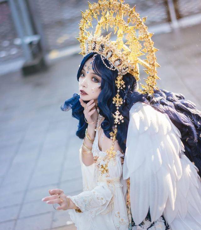 皇冠登1登2登3代理_谢安然再登热搜?顶十斤头皇冠扮“在逃公主”皇冠登1登2登3代理,穿着华丽且高贵