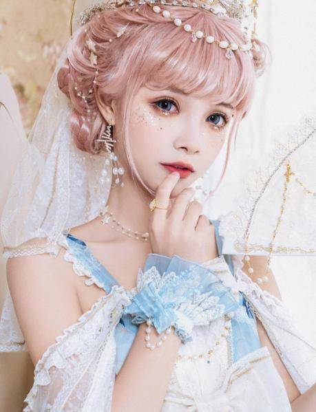 皇冠登1登2登3代理_谢安然再登热搜?顶十斤头皇冠扮“在逃公主”皇冠登1登2登3代理,穿着华丽且高贵