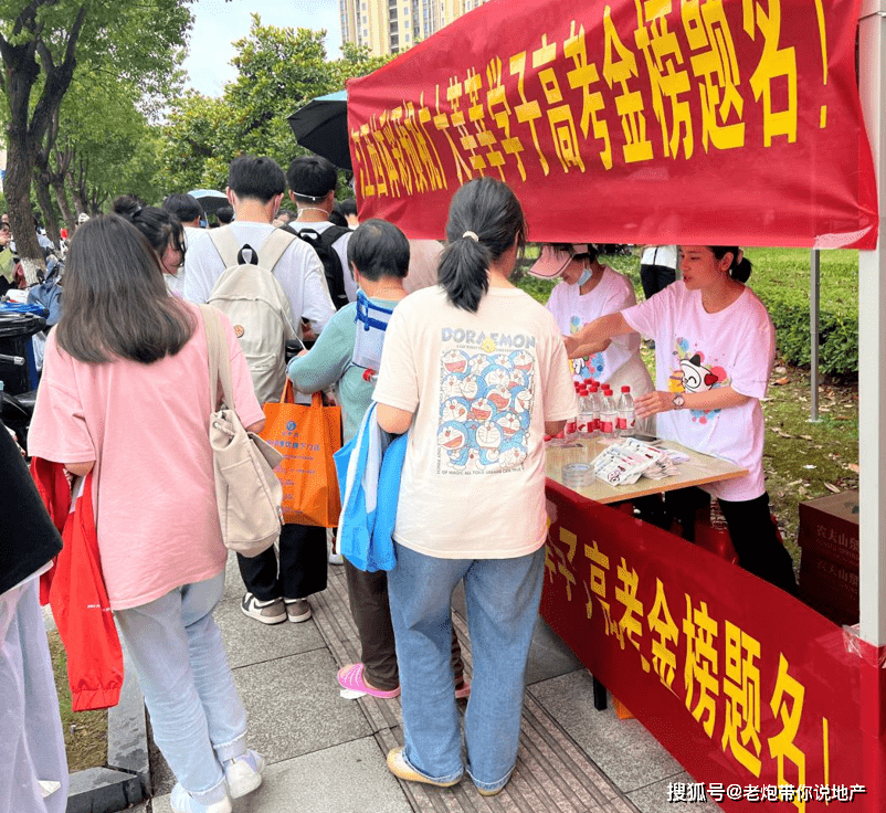 皇冠足球app_豆芽足球APP下载:江西体彩开展爱心助考“微光行动”