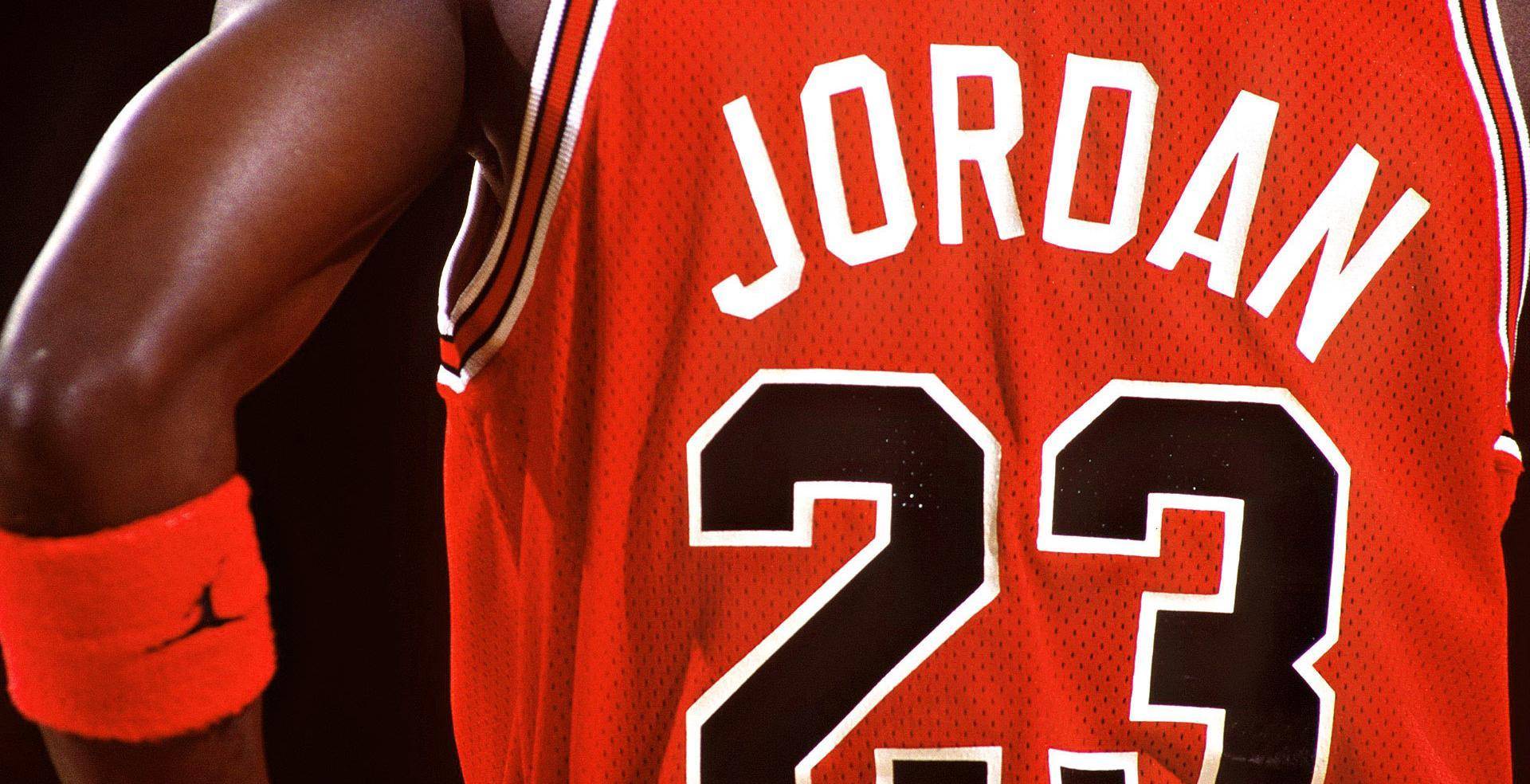 篮球巨星的励志故事_“飞人”乔丹的励志故事篮球巨星的励志故事,从一个无名小卒成长为篮球之神的经历