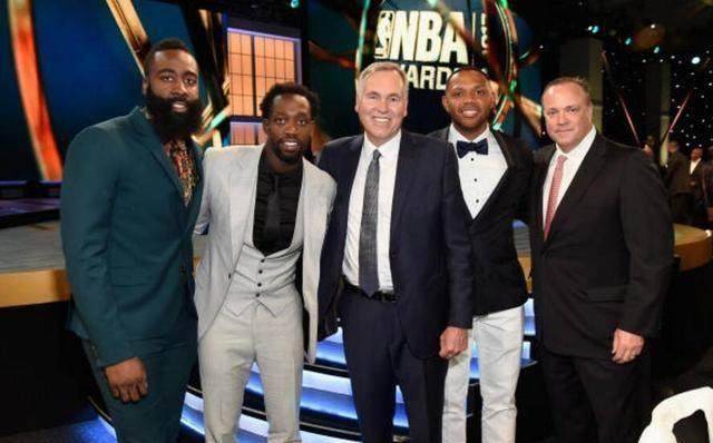 皇冠登一登二登三区别_陪跑的一年皇冠登一登二登三区别,哈登的祝福,活生生的把登黑弄成了登密!