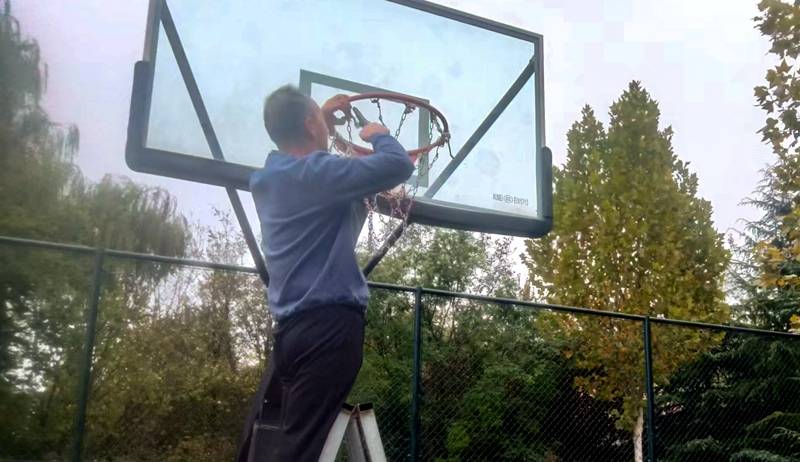 篮球投注网_夏县:球迷自费更新篮球网