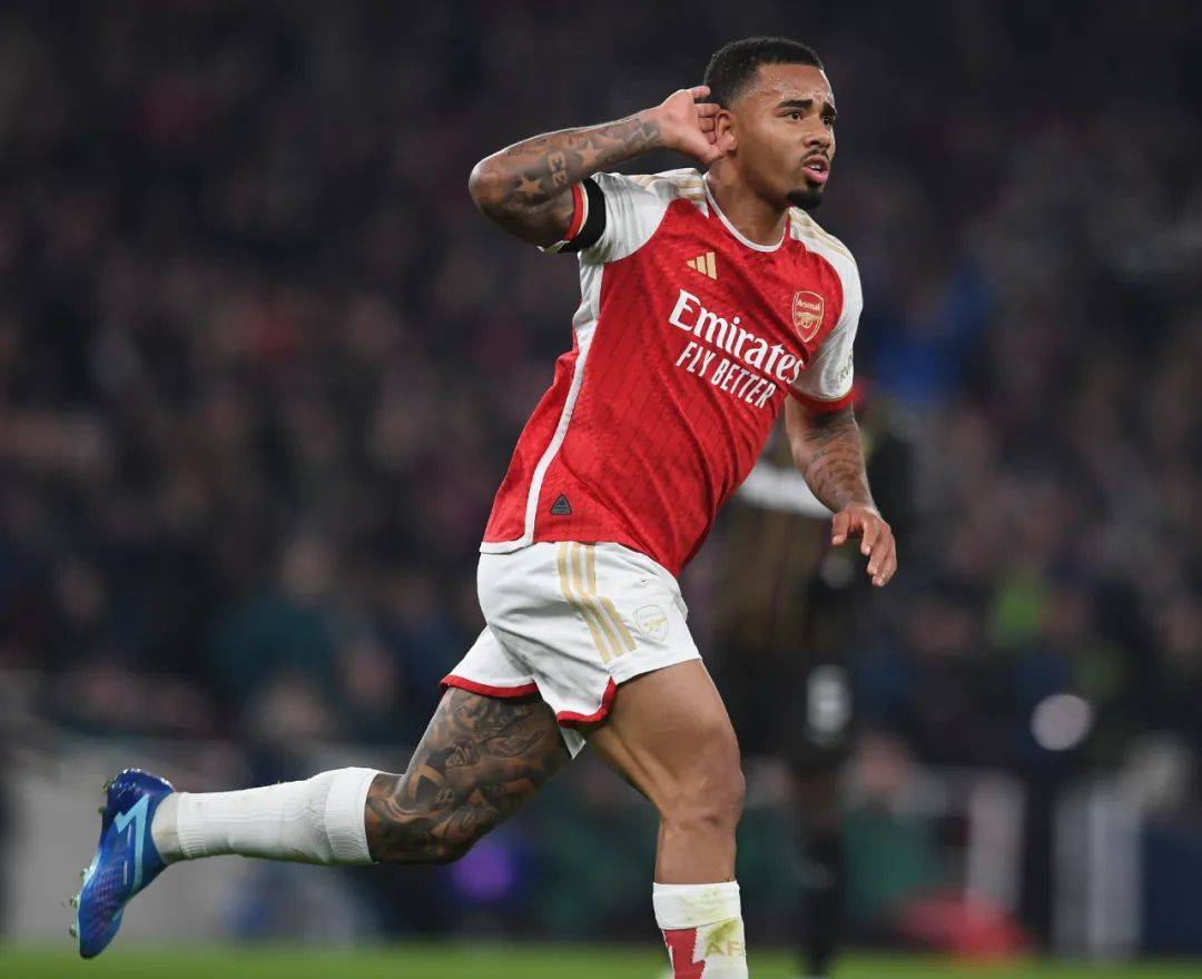 加拉塔萨雷足球_阿森纳大胜朗斯加拉塔萨雷足球,曼联战平加拉塔萨雷丨欧冠-足球解析