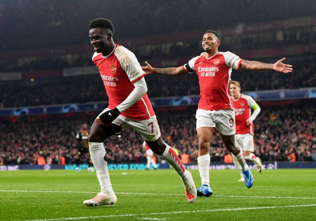 加拉塔萨雷足球_阿森纳大胜朗斯加拉塔萨雷足球,曼联战平加拉塔萨雷丨欧冠-足球解析