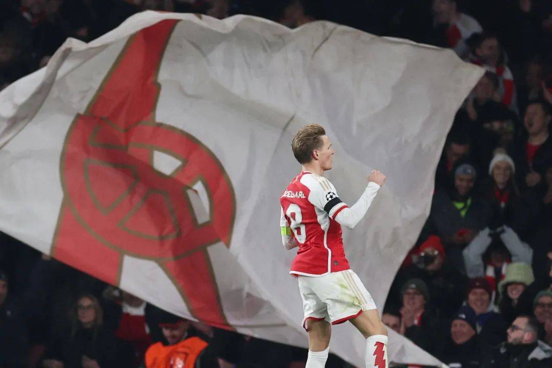 加拉塔萨雷足球_阿森纳大胜朗斯加拉塔萨雷足球,曼联战平加拉塔萨雷丨欧冠-足球解析