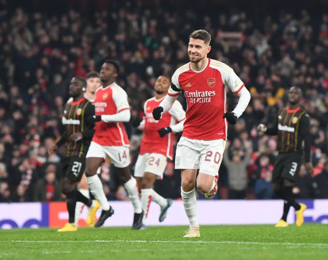 加拉塔萨雷足球_阿森纳大胜朗斯加拉塔萨雷足球,曼联战平加拉塔萨雷丨欧冠-足球解析