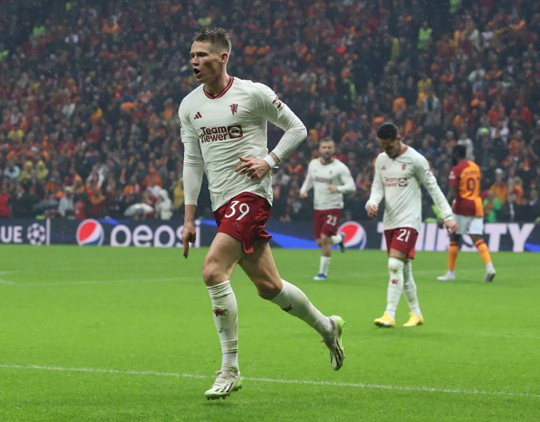 加拉塔萨雷足球_阿森纳大胜朗斯加拉塔萨雷足球,曼联战平加拉塔萨雷丨欧冠-足球解析