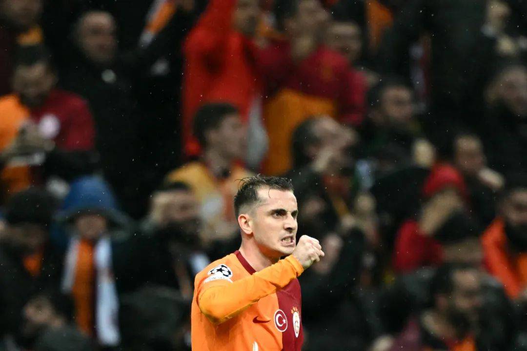 加拉塔萨雷足球_阿森纳大胜朗斯加拉塔萨雷足球,曼联战平加拉塔萨雷丨欧冠-足球解析