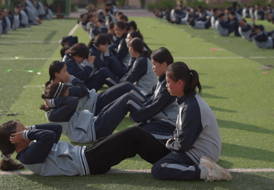 皇冠体育_阳光洒满操场皇冠体育,活力充盈校园——皇冠中学阳光体育活动精彩纷呈