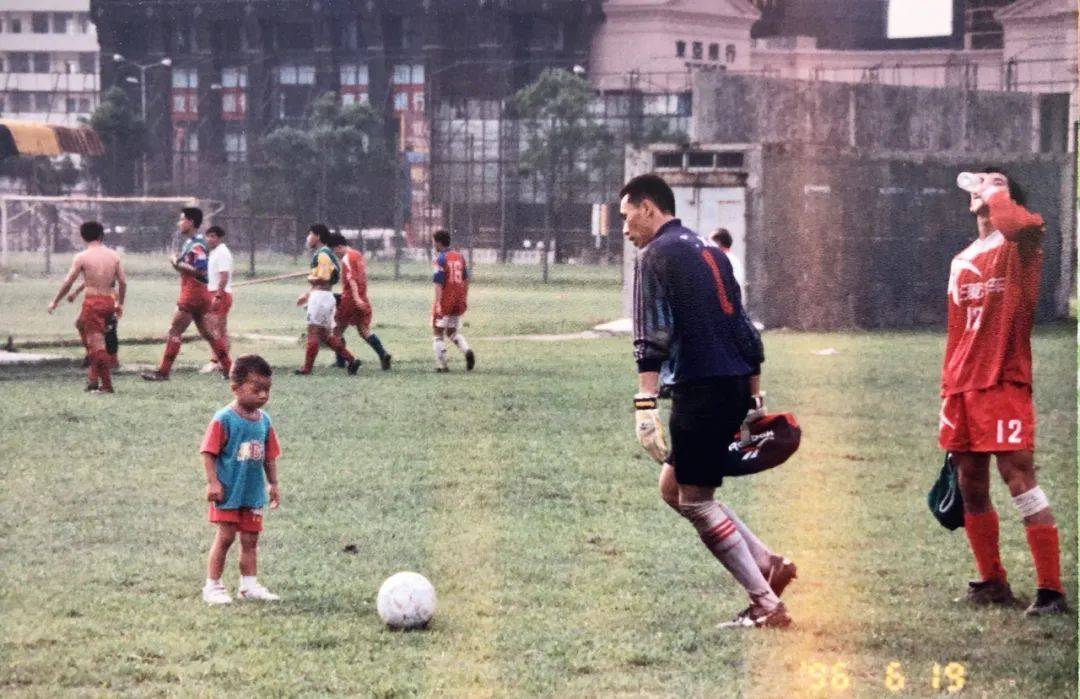 皇冠足球注册_【头条】五哥的足球故事《5》——没有注册的太阳神足球俱乐部