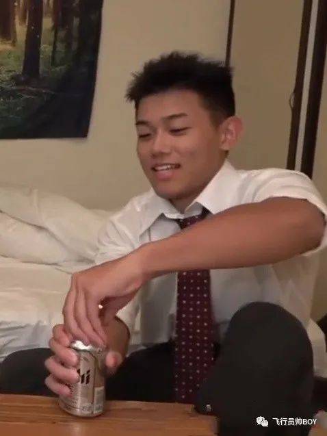 皇冠信用网账号开通_宏翔开通社交账号发身材照皇冠信用网账号开通,粉丝瞬间破万!