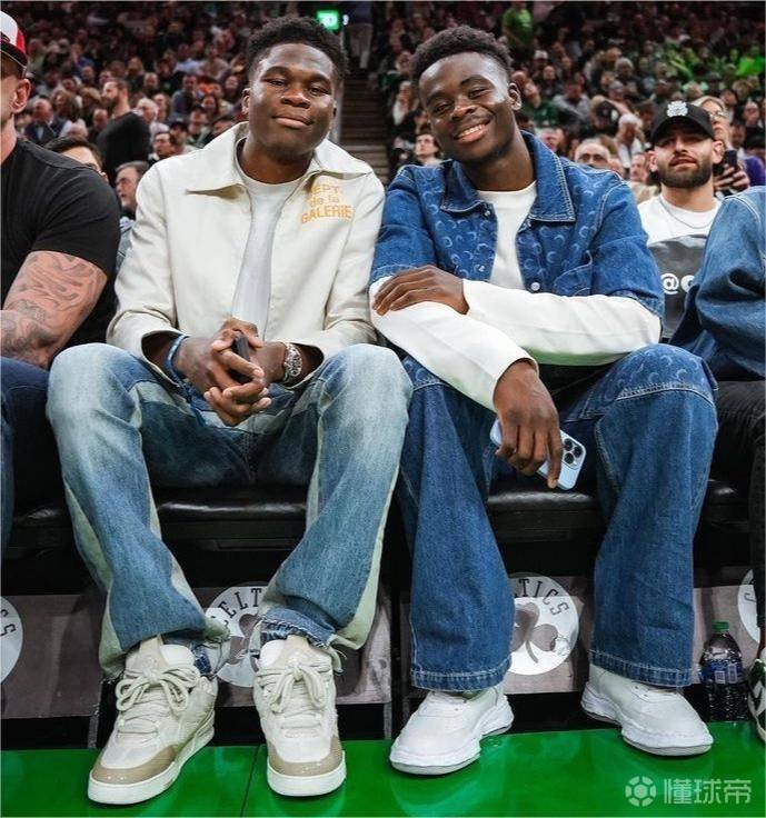 凯尔特人足球_跨界联动凯尔特人足球,萨卡现场观战NBA凯尔特人对阵太阳的比赛-足球赛事推荐平.台