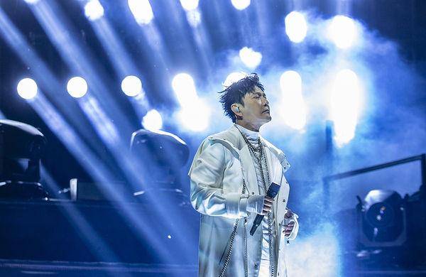 皇冠信用网登1_张信哲宣布首登鸟巢开唱皇冠信用网登1! 成同期歌手第1人